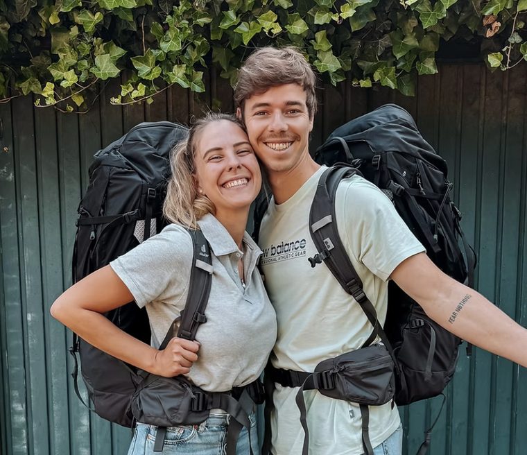 Rieke und Niko mit großen Backpacks