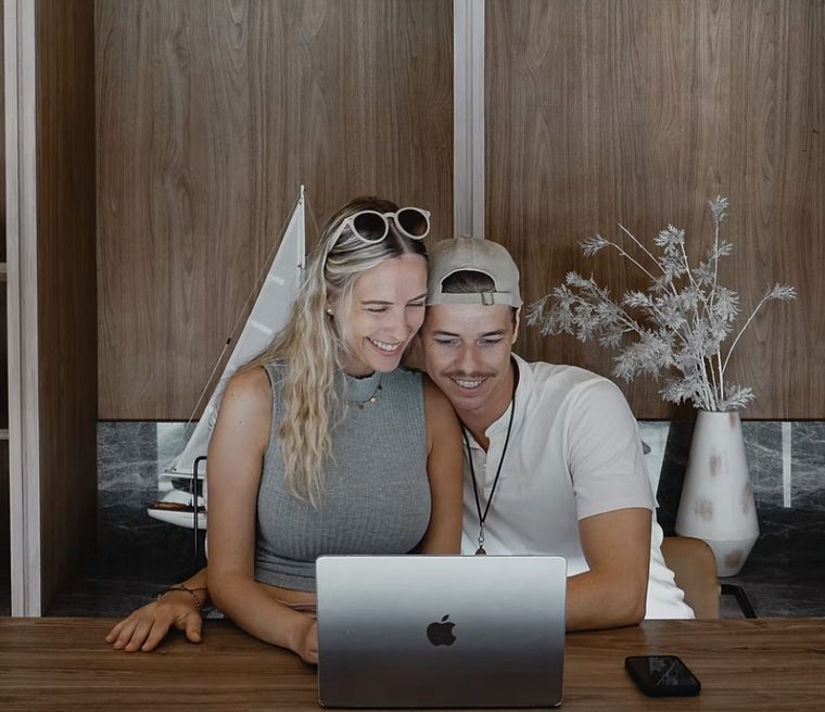 Rieke und Niko gemeinsam am Laptop