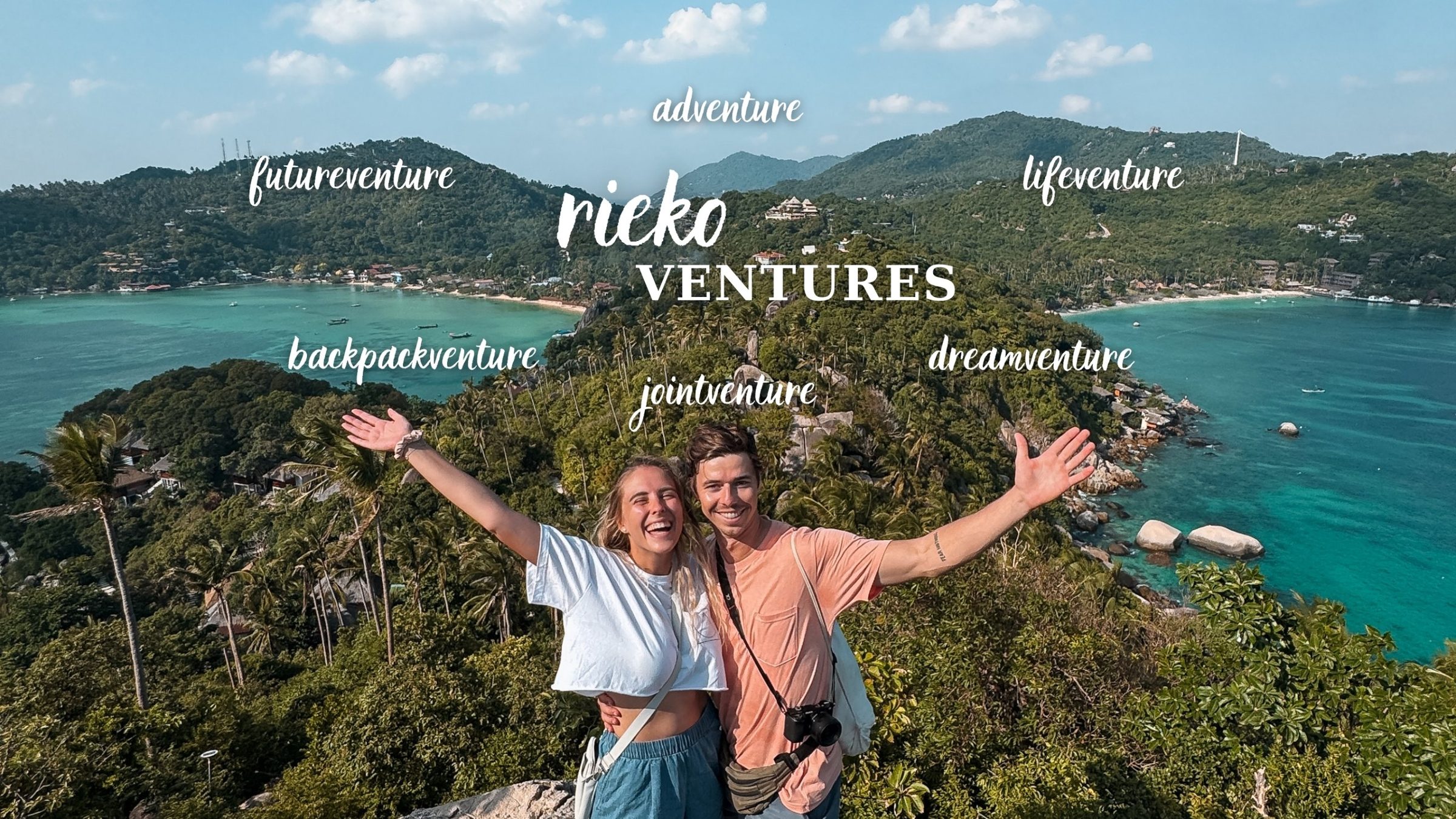 Rieke und Niko mit ausgebreiteten Armen am John-Suwan-Viewpoint auf Koh Tao, Schriftzug rieko ventures mit adventure, lifeventure, dreamventure, jointventure, backpackventure und futureventure