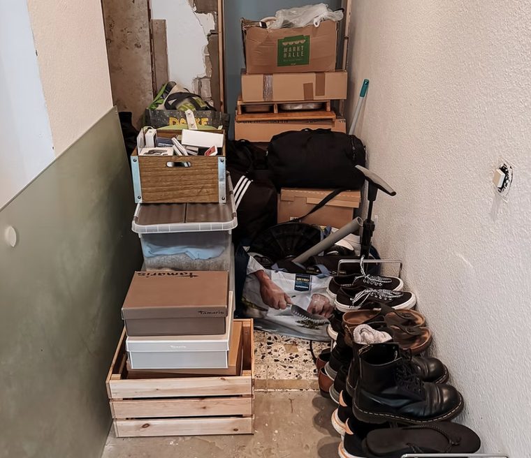 Gepackte Kisten und Schuhe beim Ausräumen der Wohnung